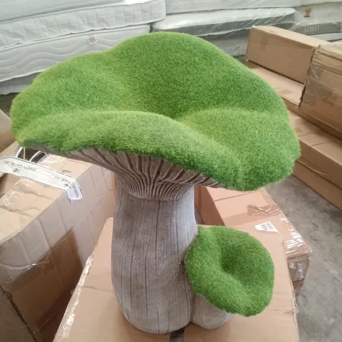 BOXED FAUX MOSS TOADSTOOL