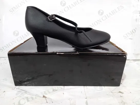 BOXED PAIR OF DESIGNER LOW HEEL SLIP-ON SHOES IN BLACK UK SIZE 6