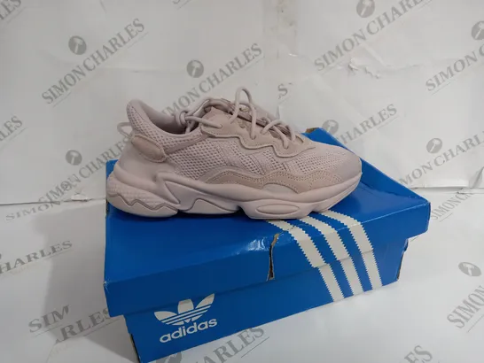 BOXED PAIR OF ADIDAS OZWEEGO TRAINERS SIZE 4.5