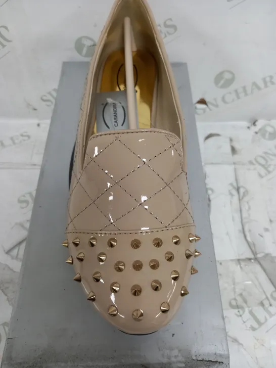 NUDE PATENT GOLD SPIKED TOE SIZE 7