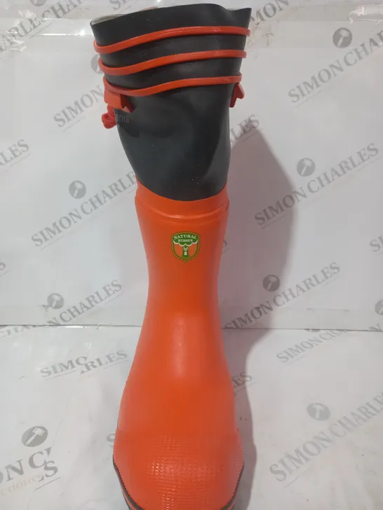 BOXED PAIR OF HUSQVARNA PROTECTIVE RUBBER BOOTS IN ORANGE UK SIZE 9