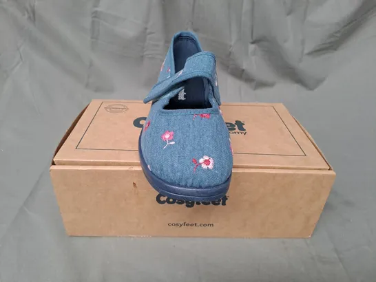 BOXED PAIR OF COSYFEET SLIPPERS IN DENIM W. PINK DAISY PATTERN UK SIZE 7