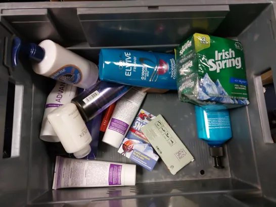 BOX OF APPROX 10 COSMETIC ITEMS TO INCLUDE ELVIVE FIBROLOGY SHAMPOO, MURAD RETINOL RENEWAL AND REN DAILY TONIC