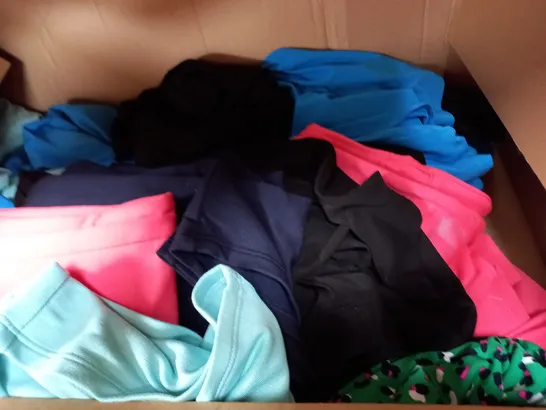 BOX OF APPROXIMATELY 20 ASSORTED CLOTHING ITEMS TO INCLUDE TOPS, DRESSES, PANTS ETC