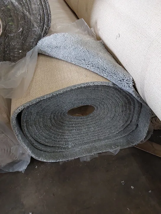 ROLL OF QUALITY SAXONY ASPEN BLUE CARPET // SIZE: 13.1 X 4m