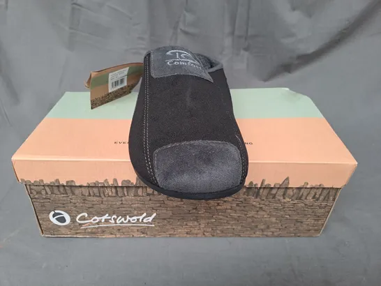 BOXED PAIR OF COTSWOLD WESTWELL SLIPPERS IN BLACK EU SIZE 45