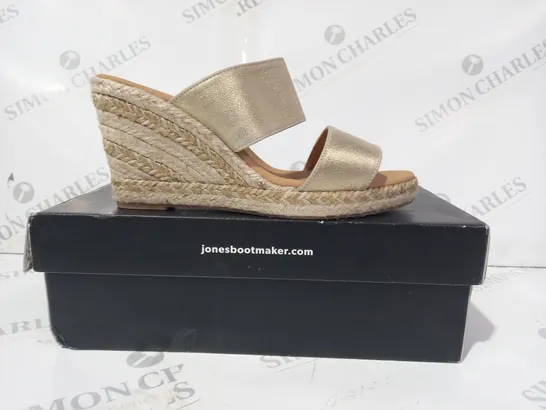 BOXED PAIR OF JONES OPEN TOE WEDGE SANDALS IN METALLIC GOLD UK SIZE 5