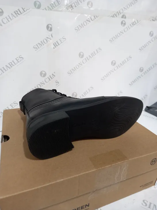 BOXED PAIR OF CLARKS BOOTS IN BLACK LEATHER - SIZE 7