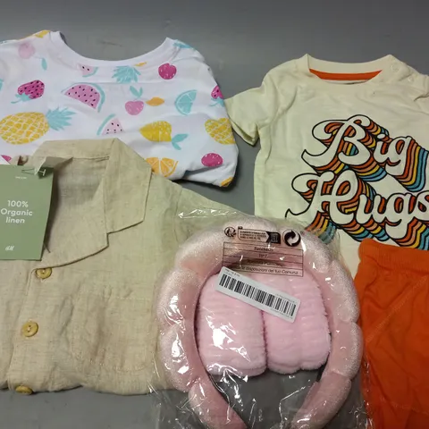 APPROXIMATELY 15 ASSORTED 0-5 YEARS CHILDRENS CLOTHING ITEMS TO INCLUDE - SHORTS - T-SHIRT - HEADBAND ETC