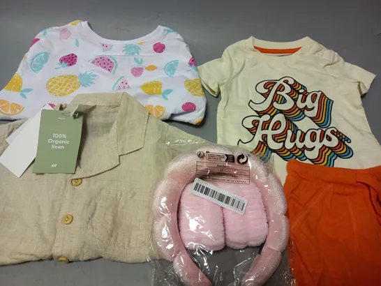 APPROXIMATELY 15 ASSORTED 0-5 YEARS CHILDRENS CLOTHING ITEMS TO INCLUDE - SHORTS - T-SHIRT - HEADBAND ETC