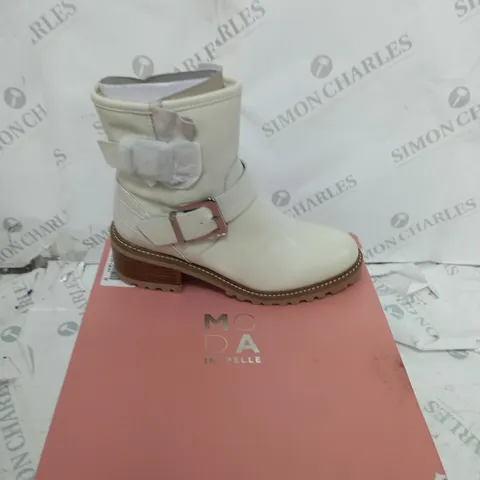 BOXED PAIR OF MODA IN PELLE CORNELIA BIKER BOOTS IN CREAM UK SIZE 7