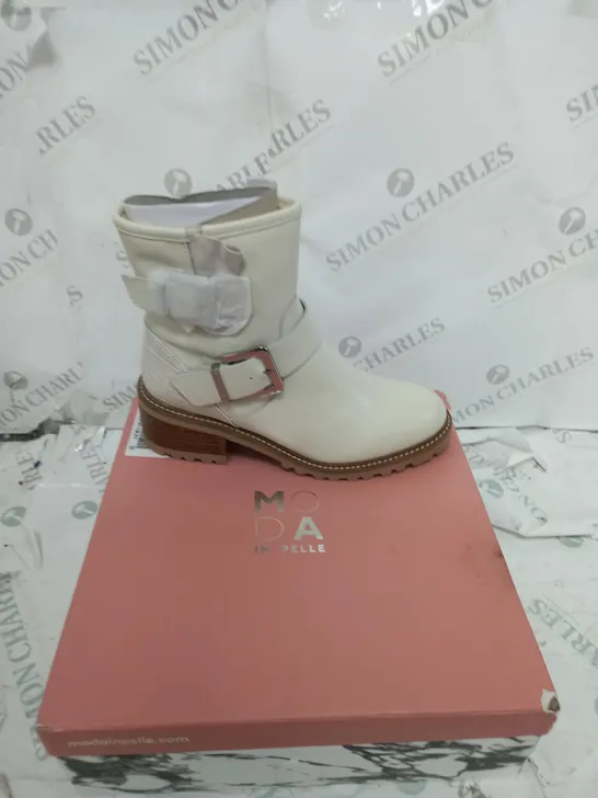 BOXED PAIR OF MODA IN PELLE CORNELIA BIKER BOOTS IN CREAM UK SIZE 7