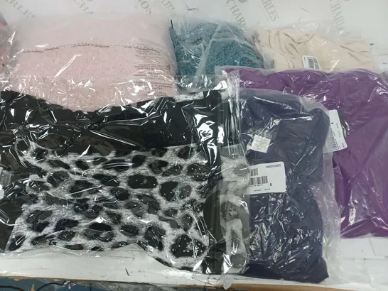 BOX OF APPROX 10 ASSORTED CLOTHING ITEMS TO INCLUDE HOODIE, HAT AND TOPS ETC