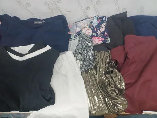 LARGE BOX OF APPROXIMATELY 25 VARIOUS CLOTHING ITEMS TO INCLUDE TOPS, DRESSES, AND TROUSERS ETC. 