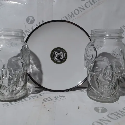 APPROXIMATELY 5 ASSORTED HOUSEHOLD ITEMS TO INCLUDE DEAD MAN'S FINGERS SKULL SHAPED GLASS, H&M CERAMIC PLATE W. SILVER EFFECT DETAIL, ETC - COLLECTION ONLY