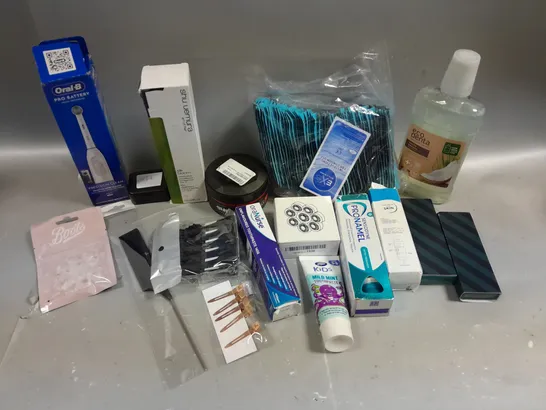 BOX OF APPROXIMATELY 15 COSMETIC ITEMS TO INCLUDE ORAL-B POWER TOOTHBRUSH, MOUTHWASH, TOOTHPASTE, ETC