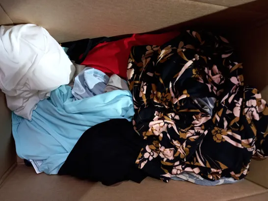 BOX OF APPROXIMATELY 10 CLOTHING AND FASHION ITEMS IN VARIOUS SIZES TO INCLUDE KIM & CO, ETC