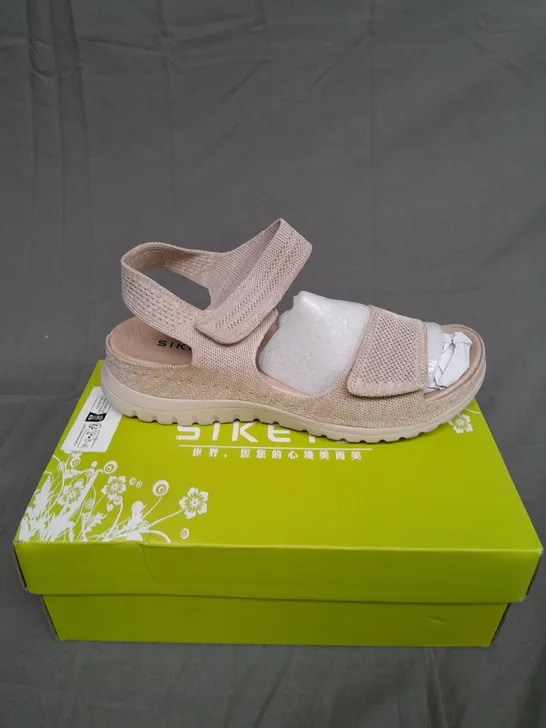 BOXED PAIR OF SIKETU SIZE 41 STRAP SANDAL IN BEIGE 