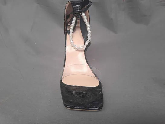 BOXED PAIR OF DESIGNER OPEN TOE HIGH BLOCK HEEL SANDALS IN IN BLACK EU SIZE 42