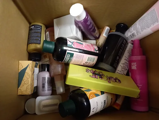 BOX OF APPROXIMATELY 20 ASSORTED COSMETICS TO INCLUDE GIVE ME HEAT SPRAY, BODY SHOP SHOWER GEL, BODY SHOP FACIAL CREAM ETC