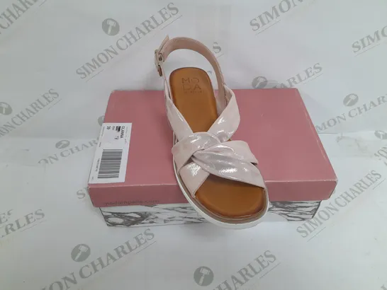 BOXED PAIR OF MODA IN PELLE OLANNA SANDALS IN ROSE GOLD METALLIC SIZE 6 