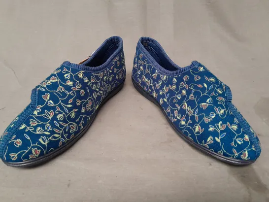 PAIR OF DUNLOP SLIPPERS IN BLUE SIZE 7