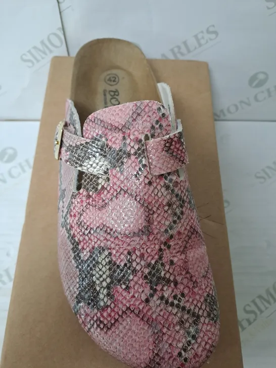 BOXED BONOVA PINK CROCODILE PRINT CLOSED TOE SANDALS SIZE 9