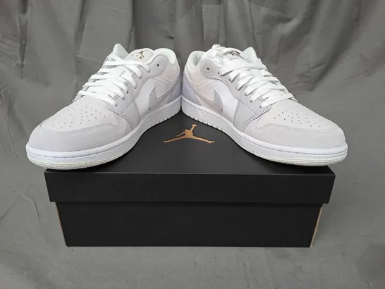 BOXED PAIR OF NIKE AIR JORDAN 1 LOW SHOES IN WHITE/GREY UK SIZE 10