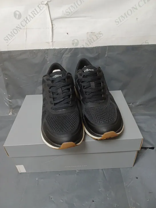 VIONIC TRAINERS BLACK SIZE 6