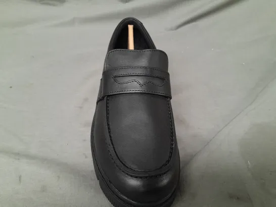 BOXED PAIR OF CLARKS SHOES IN BLACK UK SIZE 7