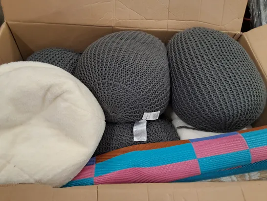 PALLET OF ASSORTED HOME FABRIC ITEMS TO INCLUDE POUFFES AND OUTDOOR RUGS