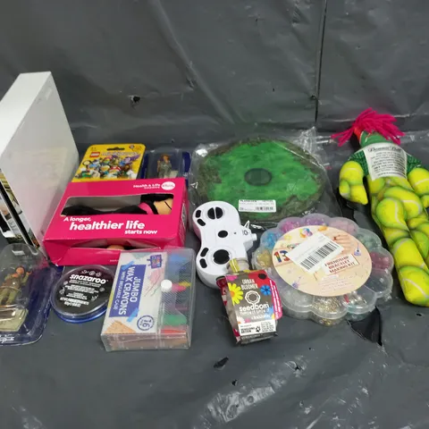 BOX OF ASSORTED TOYS AND GAMES TO INCLUDE TEDDIES, LEGO AND BRACELET MAKING KIT