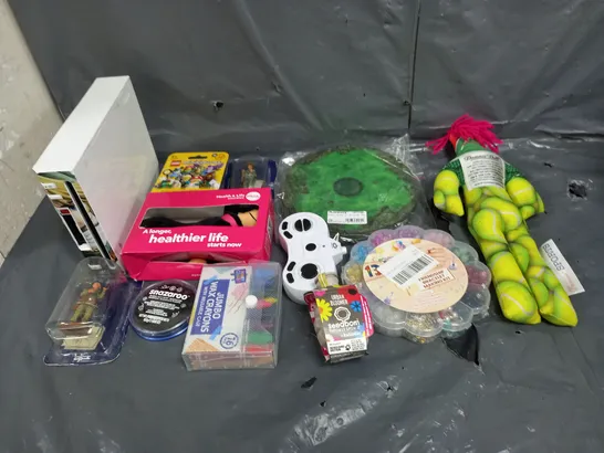 BOX OF ASSORTED TOYS AND GAMES TO INCLUDE TEDDIES, LEGO AND BRACELET MAKING KIT