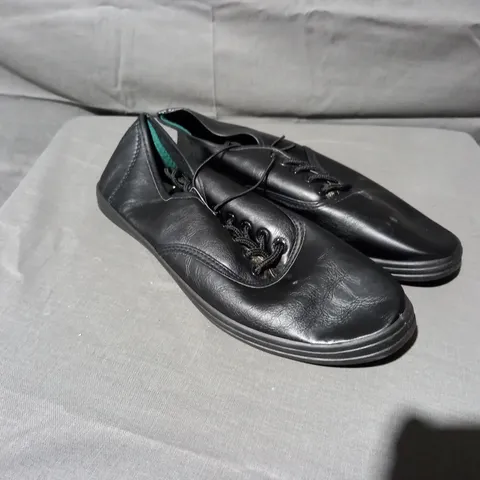 APPROXIMATELY 15 PAIRS OF BLACK FLAT SHOES TO INCLUDE SIZE 8 