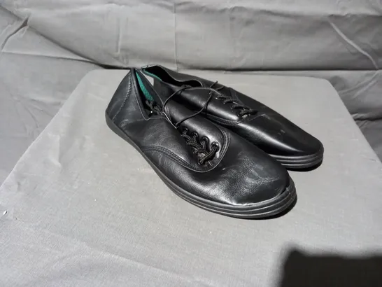 APPROXIMATELY 15 PAIRS OF BLACK FLAT SHOES TO INCLUDE SIZE 8 