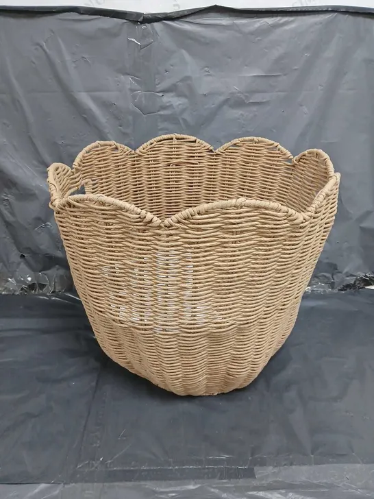 SCALLOP ROUND BASKET IN BEIGE