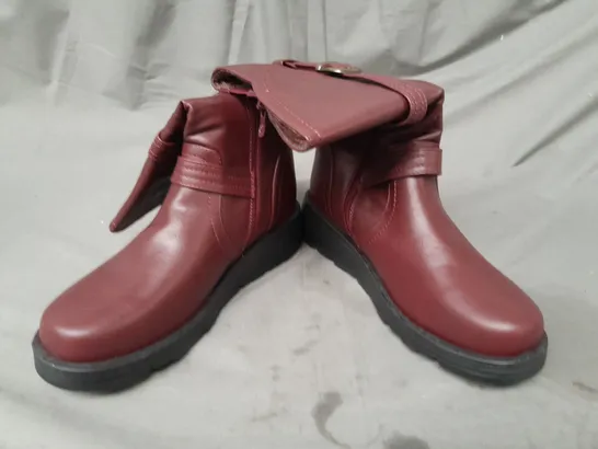 BOXED PAIR OF AJVANI ANKLE BOOTS IN DARK RED SIZE 7