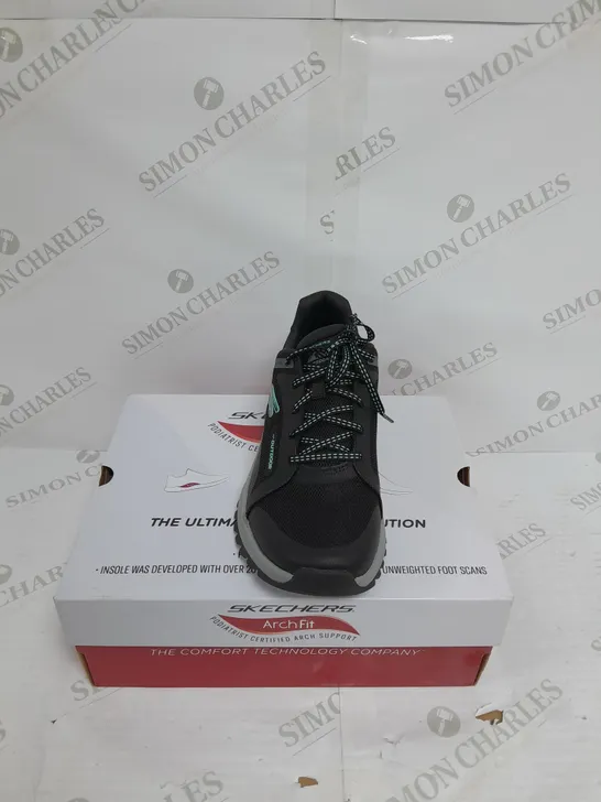 BOXED PAIR OF SKETCHERS SIZE 7 BLACK TRAINER 