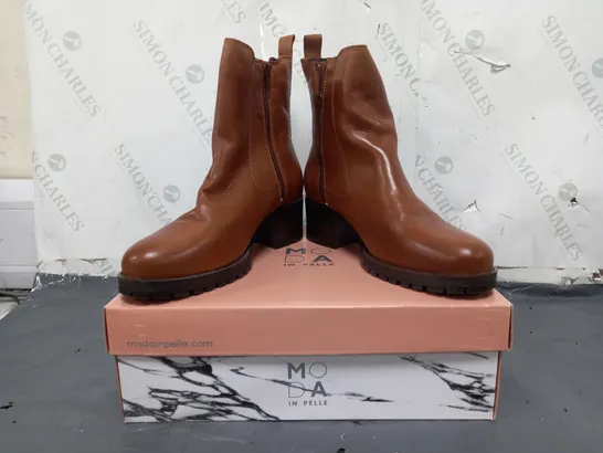 BOXED PAIR OF MODA IN PELLE CHUNKY HEEL CHELSEA BOOTS IN TAN SIZE 6