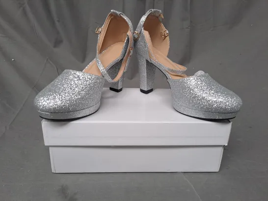 BOXED PAIR OF DESIGNER CLOSED TOE HIGH BLOCK HEEL SHOES IN SILVER W. GLITTER EFFECT EU SIZE 40