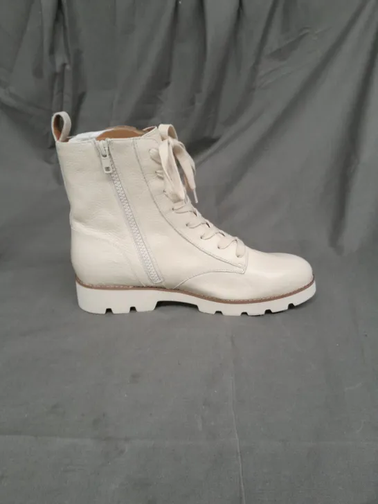 VIONIC LADIES CREAM LACE UP BOOTS SIZE 6.5