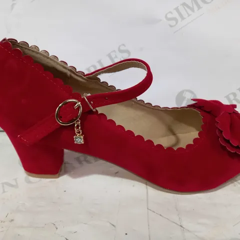 BOXED PAIR OF DESIGNER FAUX SUEDE CLOSED TOE BLOCK HEELS IN RED EU SIZE 39