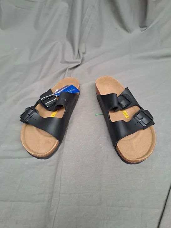 PAIR OF BIRKENSTOCKS SANDALS IN BLACK SIZE 40