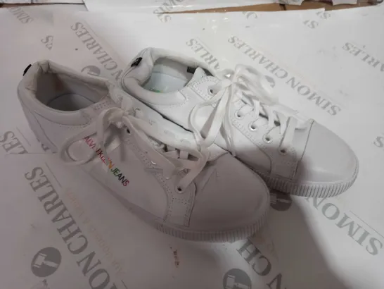  PAIR OF CALVIN KLEIN TRAINERS 6.5 (WIHTE )