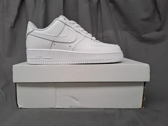 BOXED PAIR OF NIKE AIR FORCE 1 '07 SHOES IN WHITE UK SIZE 5