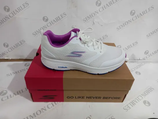 BOXED PAIR OF SKECHERS GO RUN PERFORMANCE SHOES WHITE/PURPLE UK SIZE 6