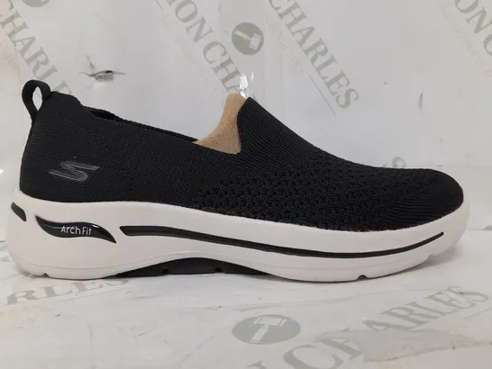 BOXED SKECHERS GO WALK ARCH FIT DELORA SLIP ON TRAINERS IN BLACK SIZE 5