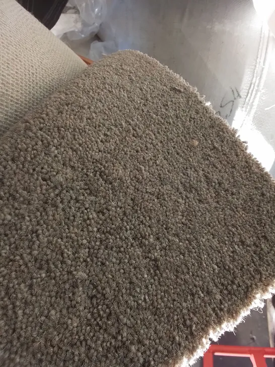 ROLL OF CRESTA CARPET APPROXIMATELY 5X3.4M