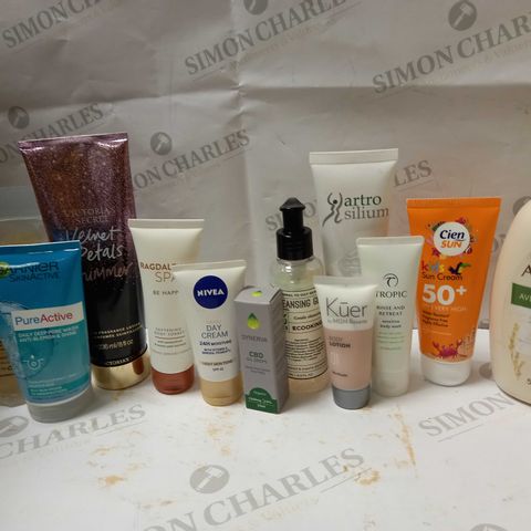 LOT OF APPROX 12 ASSORTED SKINCARE PRODUCTS TO INCLUDE GARNIER PORE WASH, RAGDALE HALL BODY SORBET, TROPIC BODY WASH, ETC