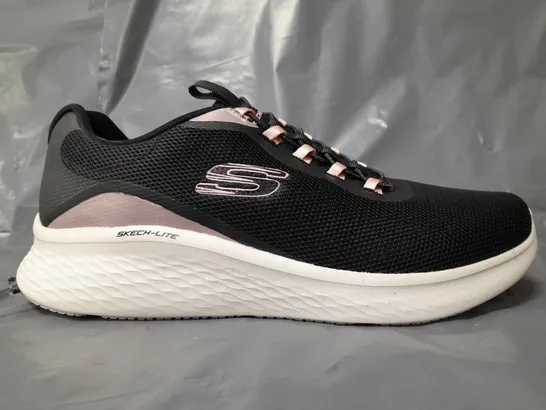 BOXED PAIR OF SKECHERS AIR-COOLED MEMORY FOAM TRAINERS IN BLACK SIZE 6